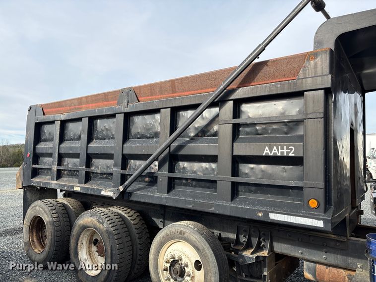 image for item YA1510 2005 International 7500  dump truck