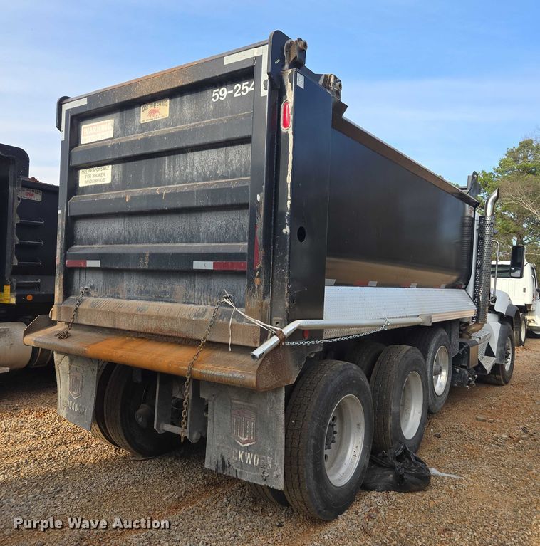 image for item YA1537 2021 Kenworth T880 dump truck