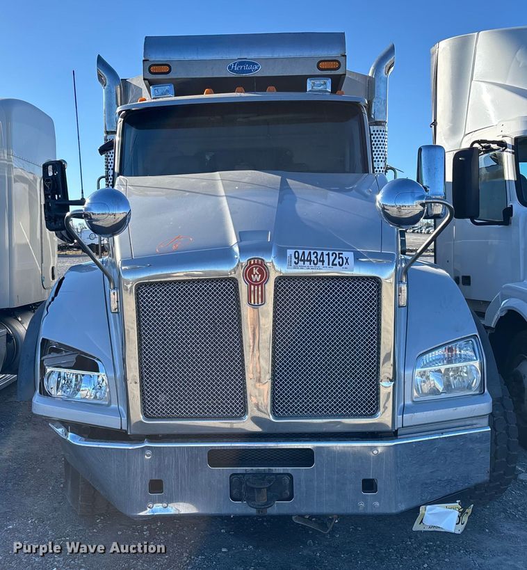 image for item YA1725 2020 Kenworth T880 dump truck