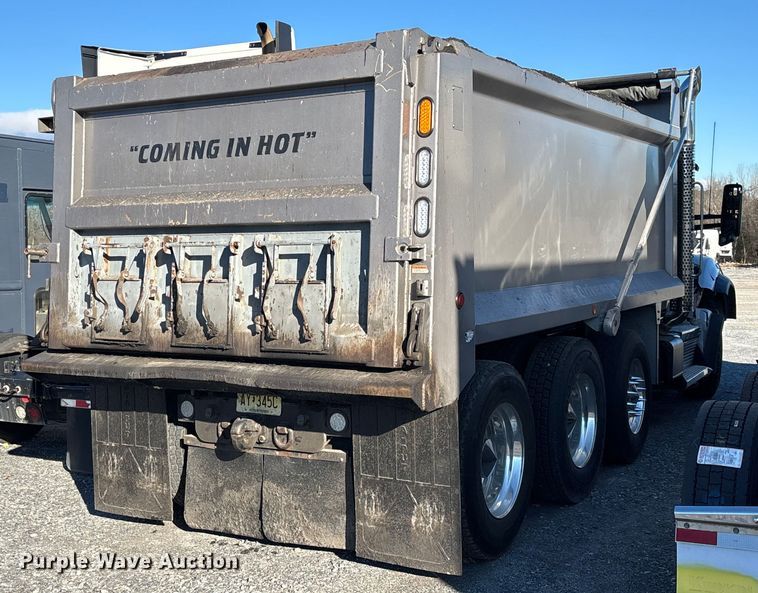 image for item YA1725 2020 Kenworth T880 dump truck