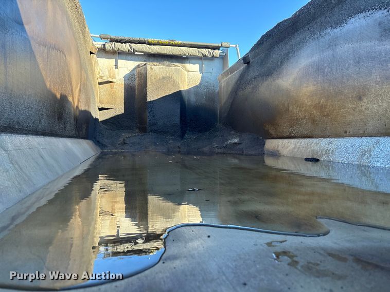 image for item YA1725 2020 Kenworth T880 dump truck