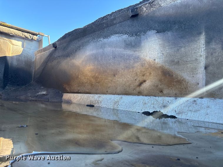 image for item YA1725 2020 Kenworth T880 dump truck