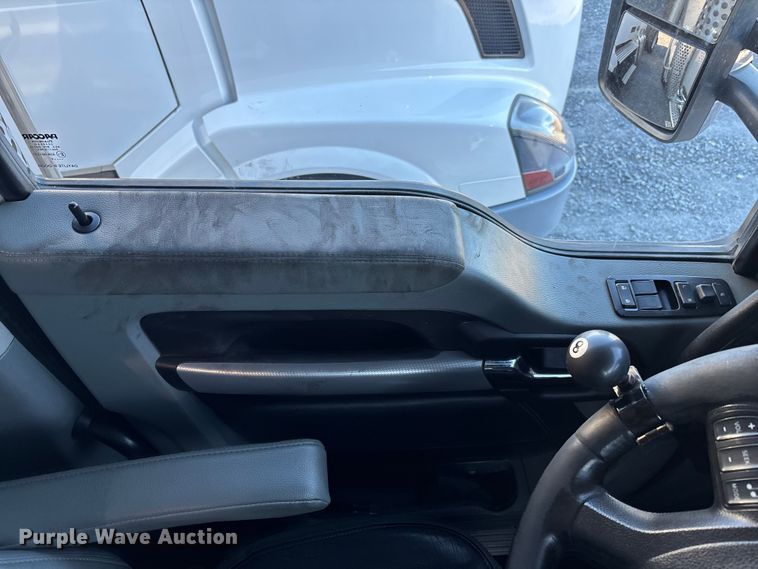 image for item YA1725 2020 Kenworth T880 dump truck