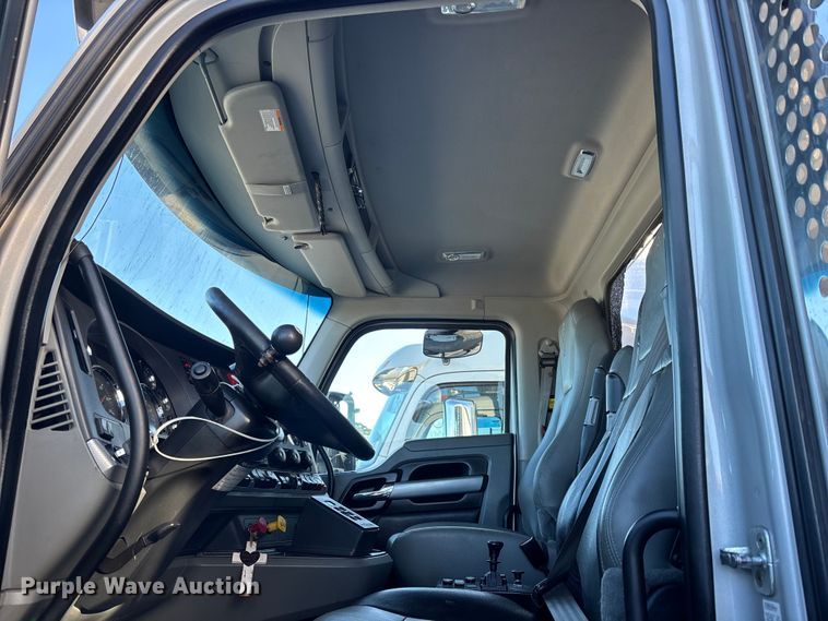 image for item YA1725 2020 Kenworth T880 dump truck