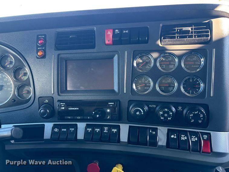 image for item YA1725 2020 Kenworth T880 dump truck