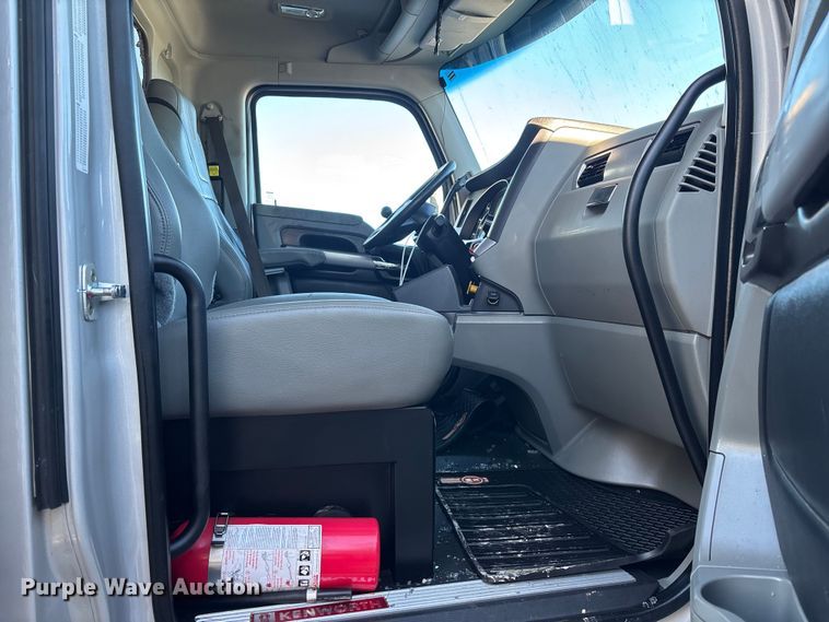 image for item YA1725 2020 Kenworth T880 dump truck