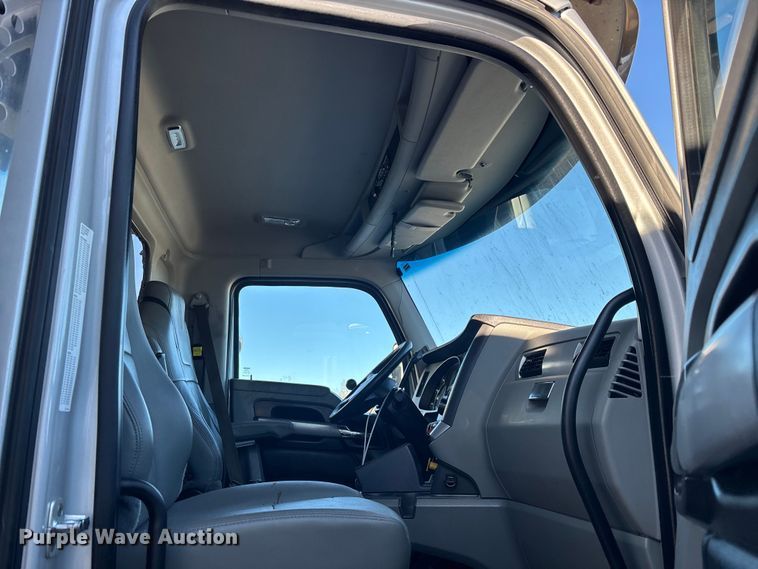 image for item YA1725 2020 Kenworth T880 dump truck