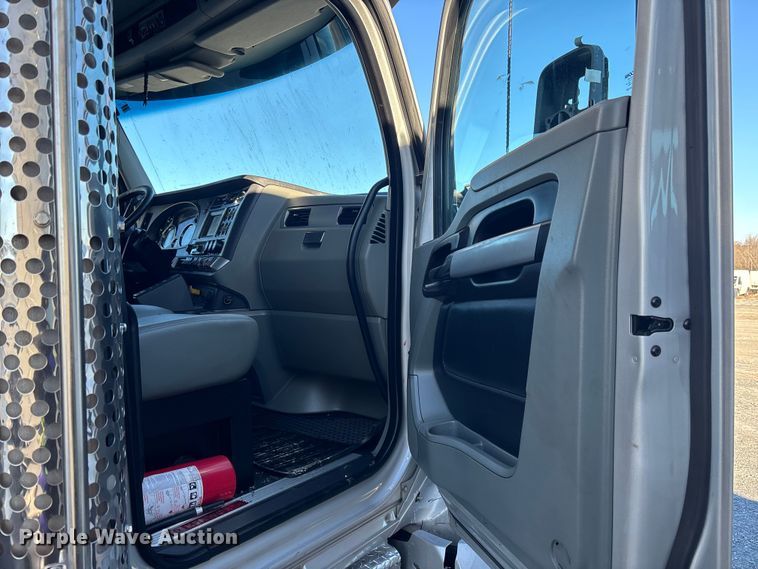 image for item YA1725 2020 Kenworth T880 dump truck