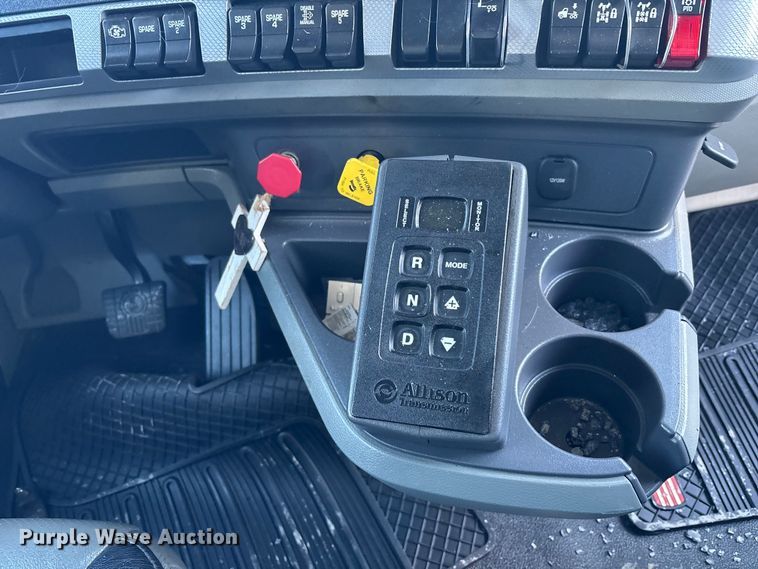 image for item YA1725 2020 Kenworth T880 dump truck