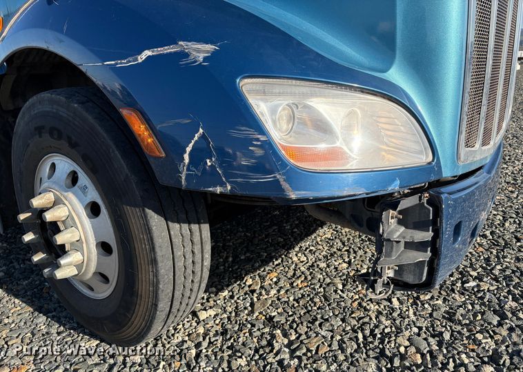 image for item YA1727 2018 Peterbilt 579  dump truck