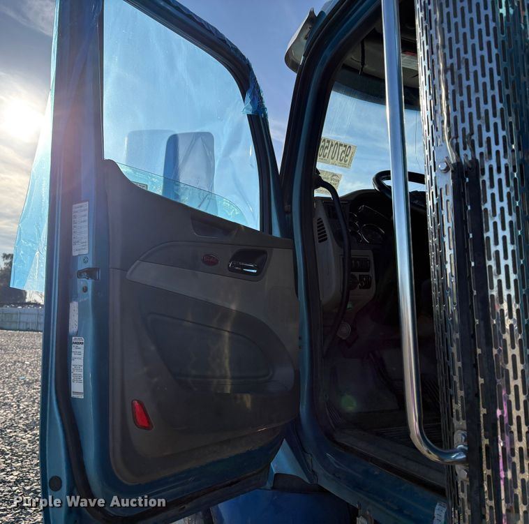 image for item YA1727 2018 Peterbilt 579  dump truck