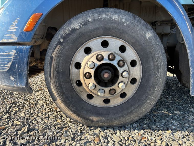 image for item YA1727 2018 Peterbilt 579  dump truck