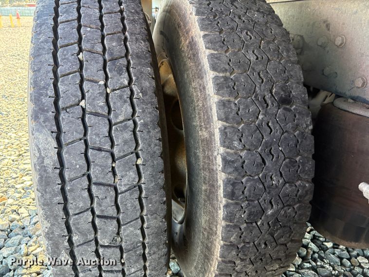 image for item YA1727 2018 Peterbilt 579  dump truck