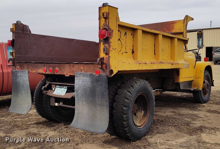 image for item DT0907 1973 International LoadStar 1600 dump truck