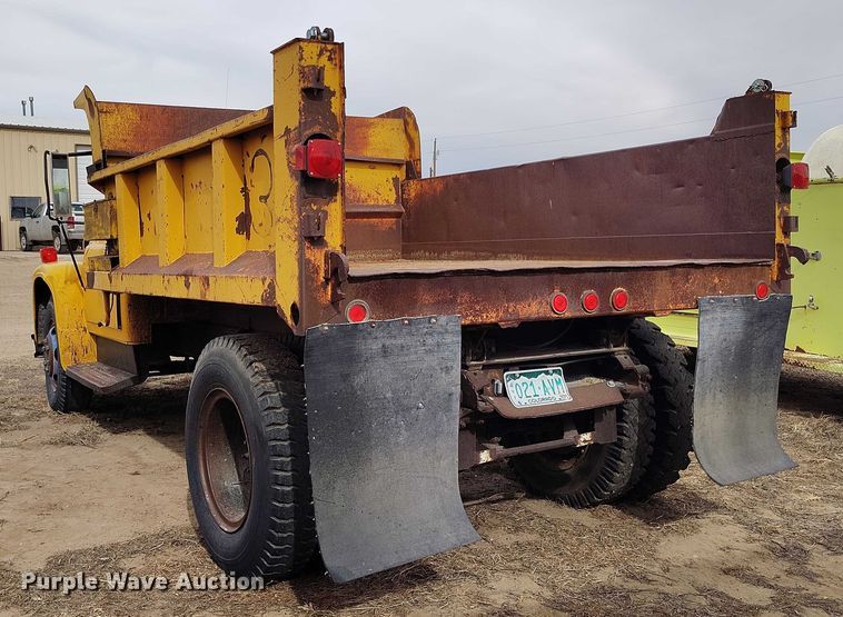 image for item DT0907 1973 International LoadStar 1600 dump truck