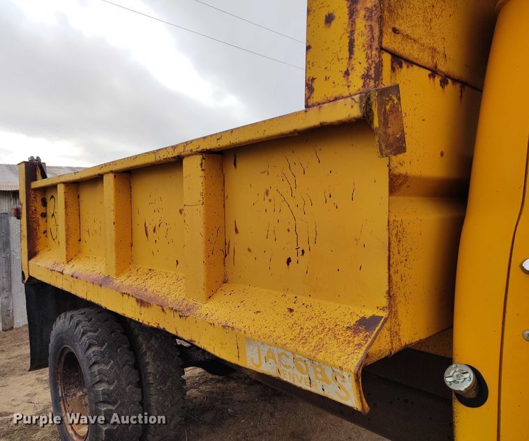 image for item DT0907 1973 International LoadStar 1600 dump truck