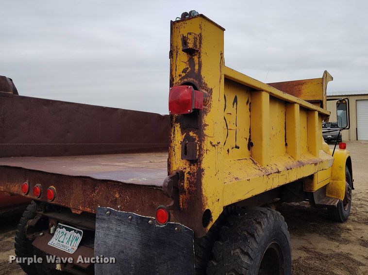 image for item DT0907 1973 International LoadStar 1600 dump truck
