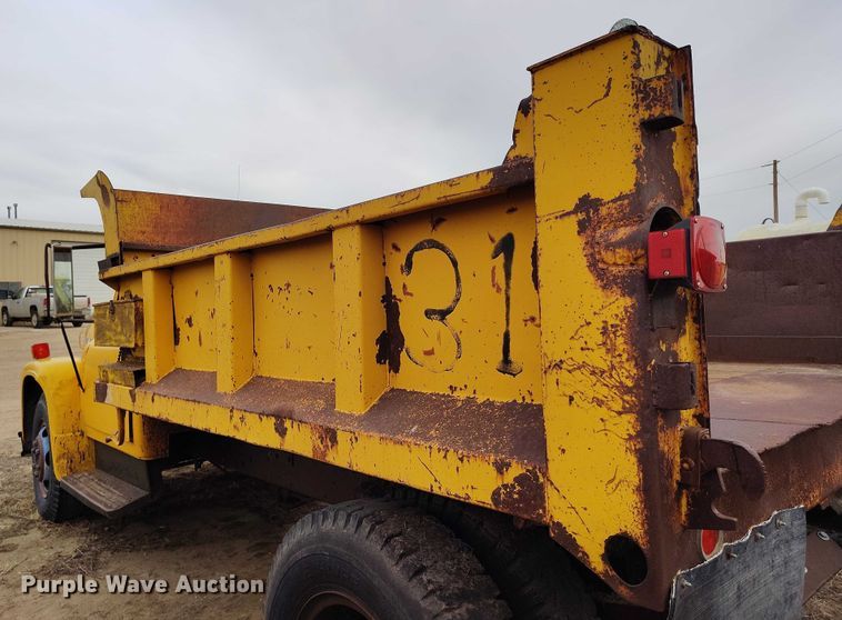 image for item DT0907 1973 International LoadStar 1600 dump truck