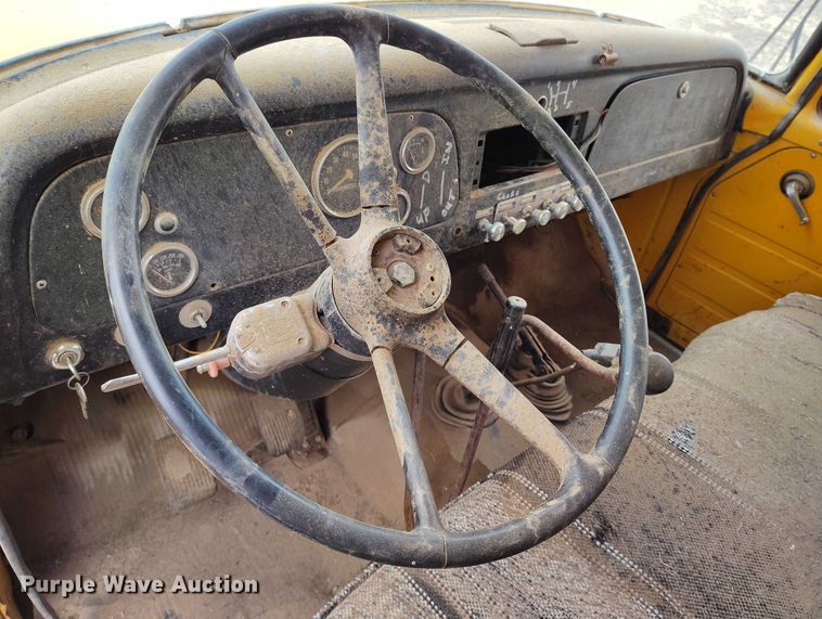 image for item DT0907 1973 International LoadStar 1600 dump truck