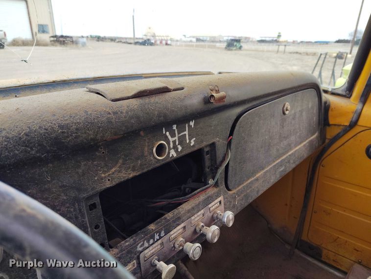 image for item DT0907 1973 International LoadStar 1600 dump truck