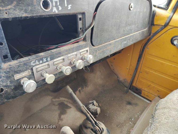 image for item DT0907 1973 International LoadStar 1600 dump truck