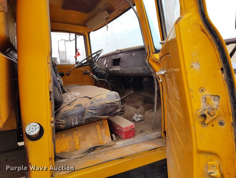 image for item DT0907 1973 International LoadStar 1600 dump truck