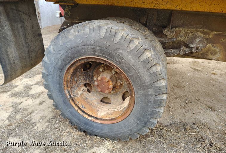 image for item DT0907 1973 International LoadStar 1600 dump truck