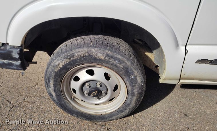 image for item DT0921 1999 Chevrolet S-10 pickup truck