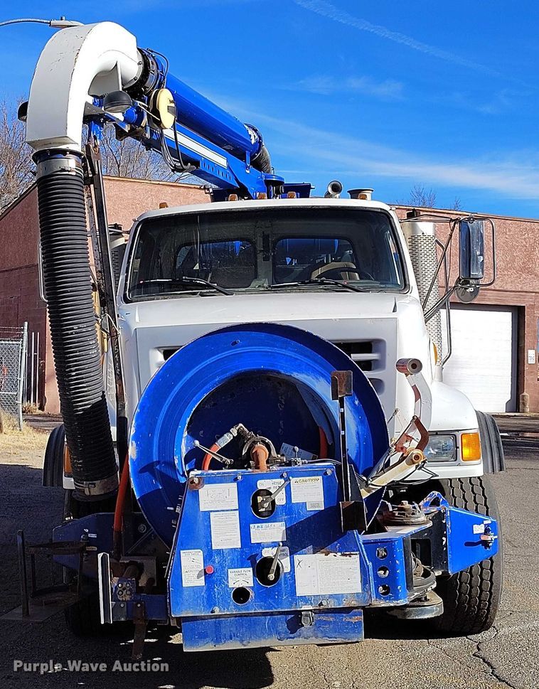 image for item DT0922 2005 Sterling L7500 hydrovac truck