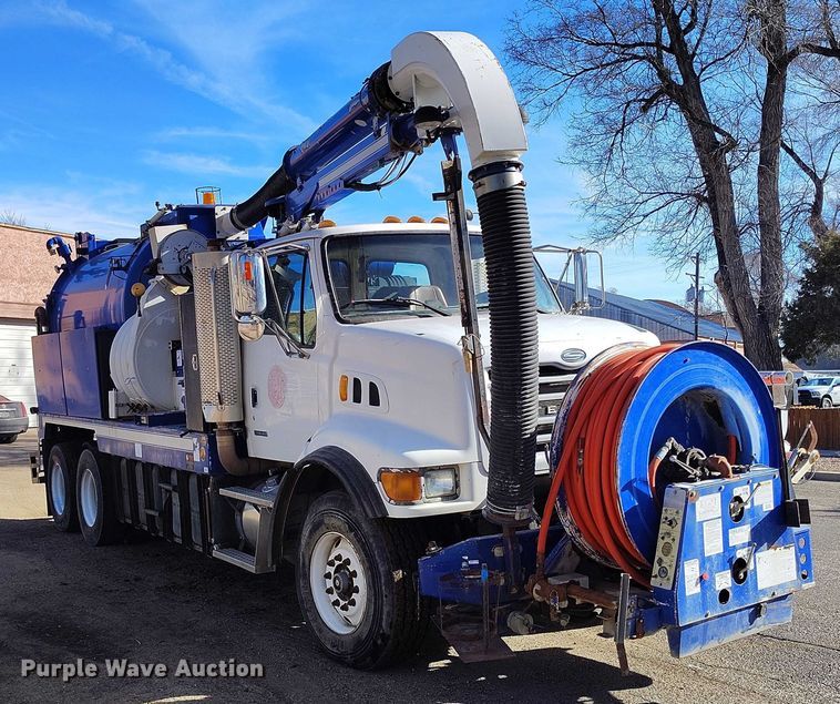 image for item DT0922 2005 Sterling L7500 hydrovac truck