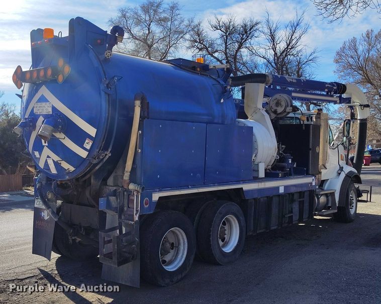 image for item DT0922 2005 Sterling L7500 hydrovac truck