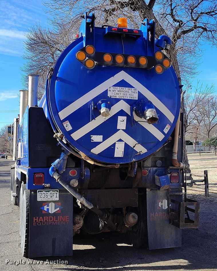 image for item DT0922 2005 Sterling L7500 hydrovac truck