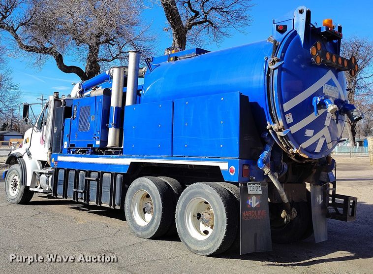 image for item DT0922 2005 Sterling L7500 hydrovac truck
