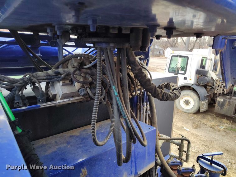 image for item DT0922 2005 Sterling L7500 hydrovac truck