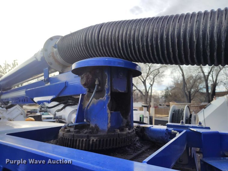 image for item DT0922 2005 Sterling L7500 hydrovac truck