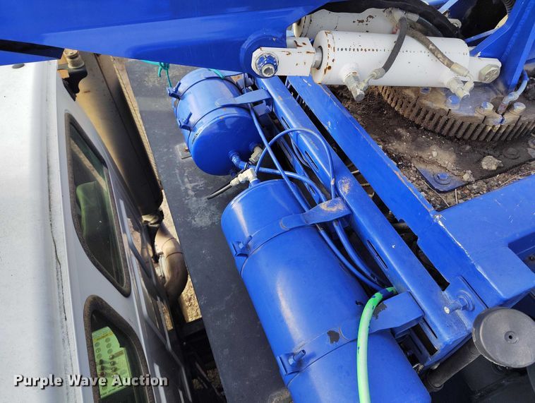 image for item DT0922 2005 Sterling L7500 hydrovac truck