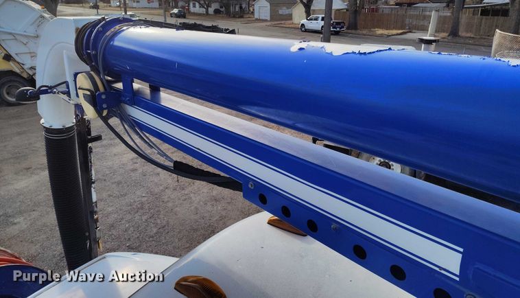 image for item DT0922 2005 Sterling L7500 hydrovac truck