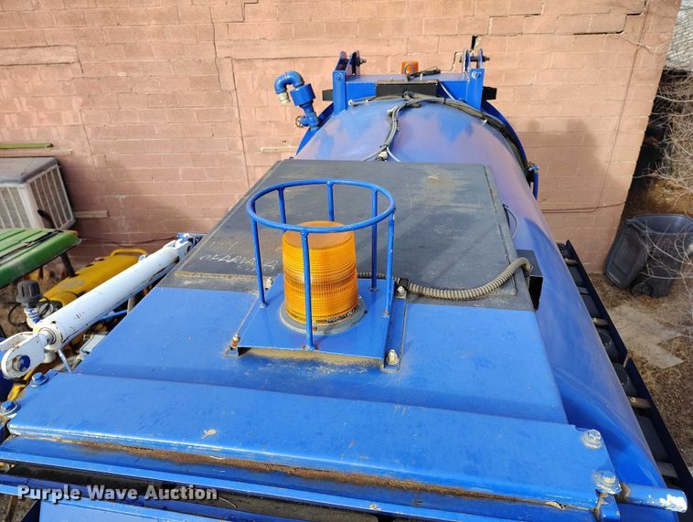 image for item DT0922 2005 Sterling L7500 hydrovac truck