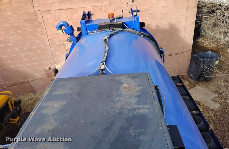 image for item DT0922 2005 Sterling L7500 hydrovac truck