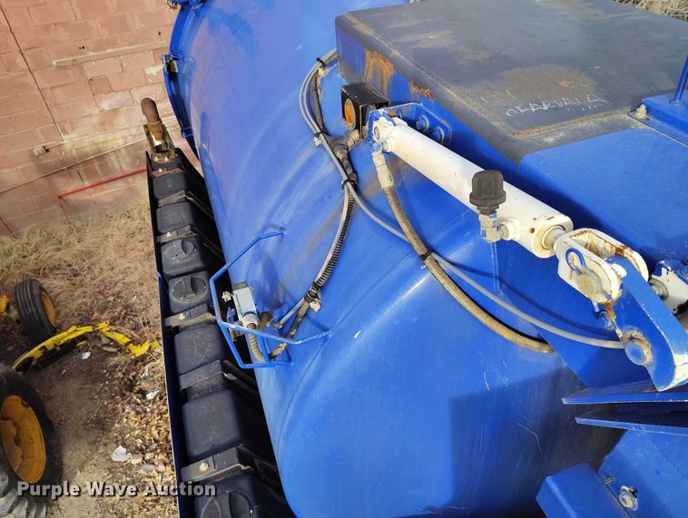 image for item DT0922 2005 Sterling L7500 hydrovac truck