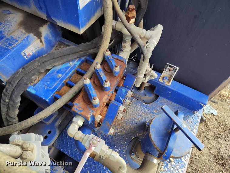 image for item DT0922 2005 Sterling L7500 hydrovac truck