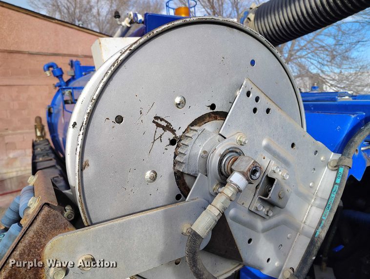 image for item DT0922 2005 Sterling L7500 hydrovac truck