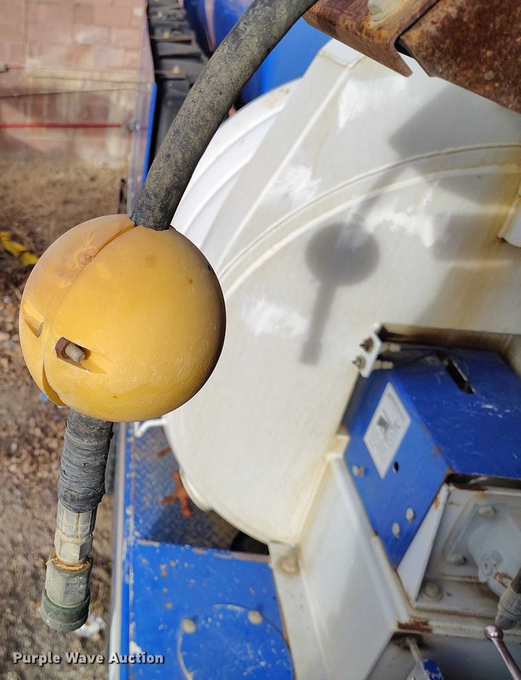 image for item DT0922 2005 Sterling L7500 hydrovac truck