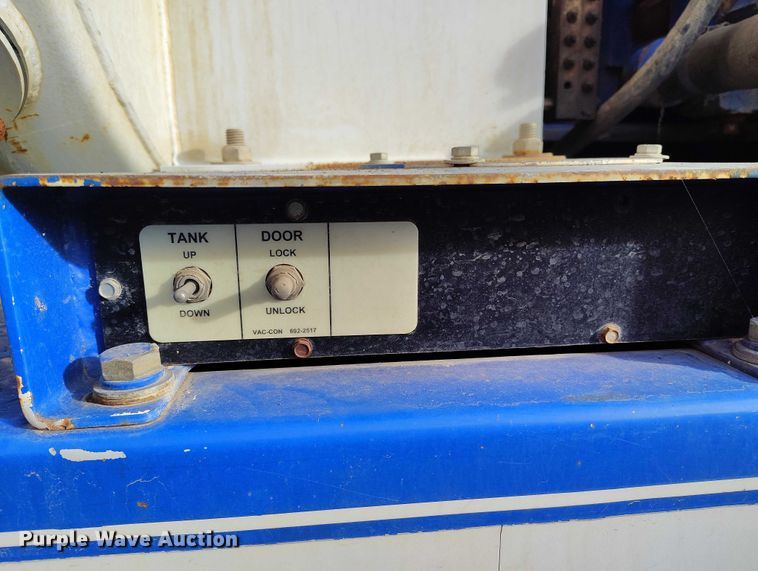 image for item DT0922 2005 Sterling L7500 hydrovac truck