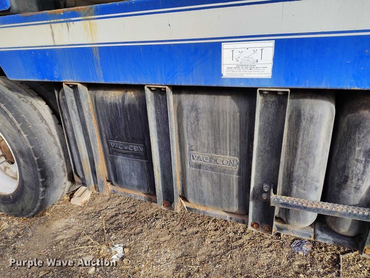 image for item DT0922 2005 Sterling L7500 hydrovac truck