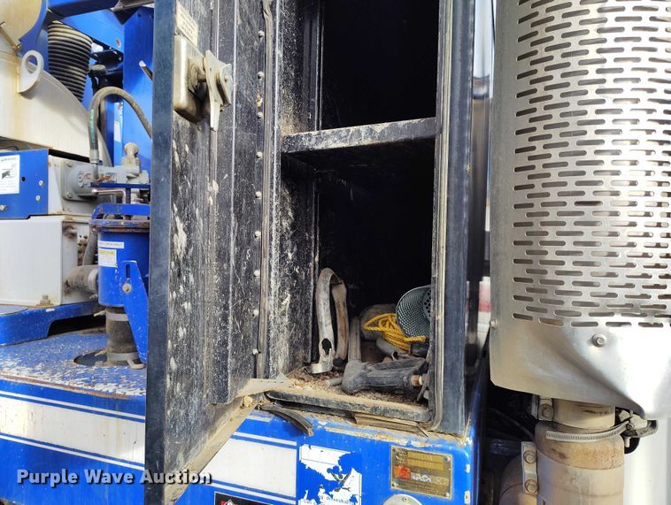 image for item DT0922 2005 Sterling L7500 hydrovac truck