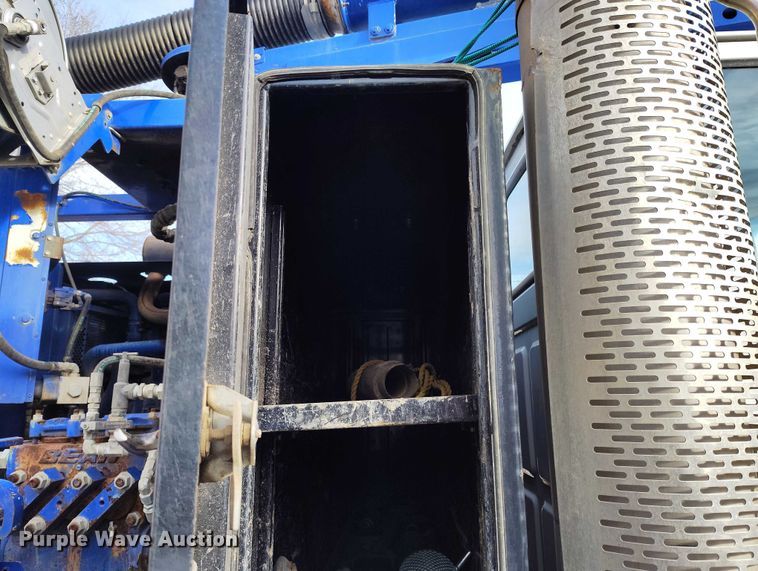 image for item DT0922 2005 Sterling L7500 hydrovac truck