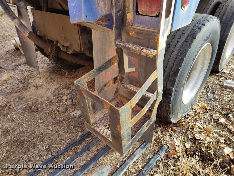 image for item DT0922 2005 Sterling L7500 hydrovac truck