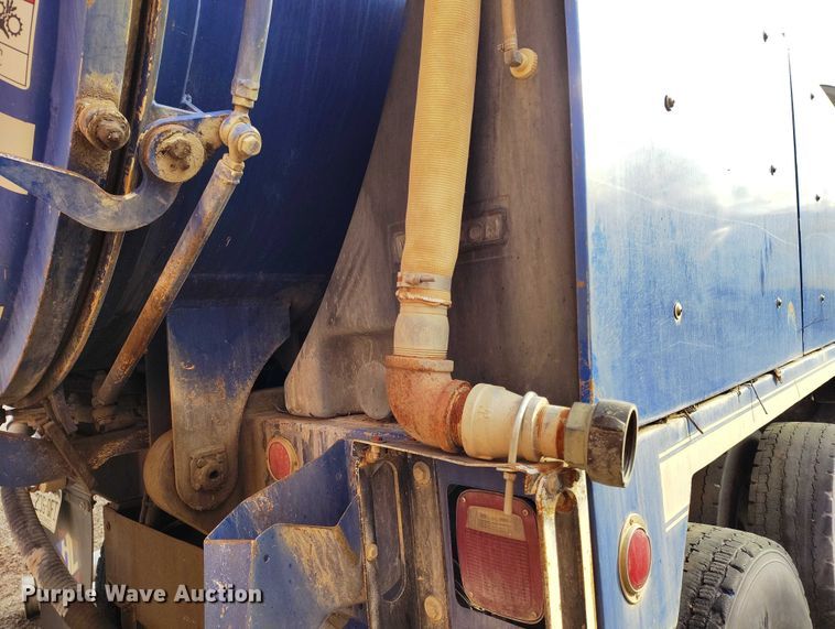 image for item DT0922 2005 Sterling L7500 hydrovac truck