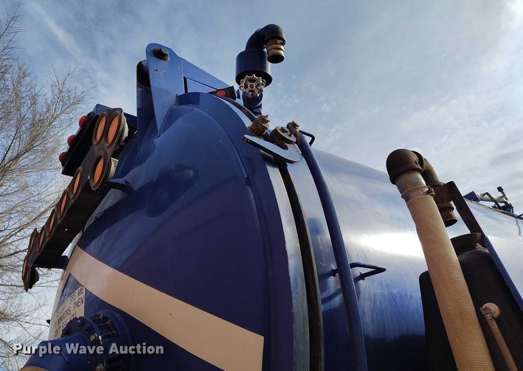 image for item DT0922 2005 Sterling L7500 hydrovac truck